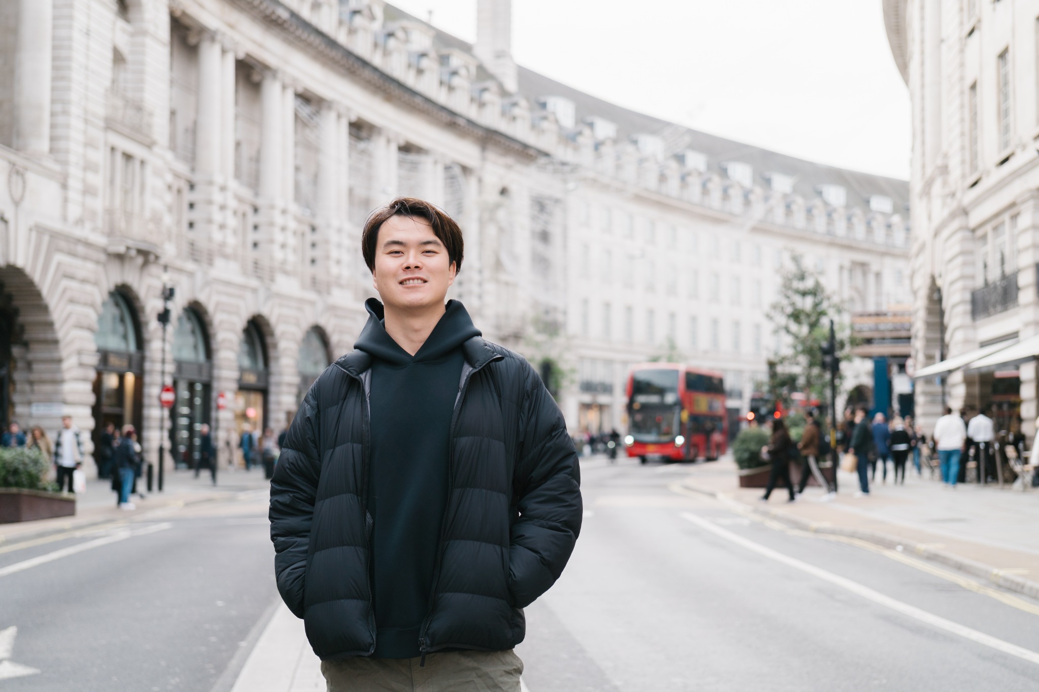 海外の街並みの中に立つ運営者